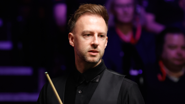 他在接受采 他在接受采