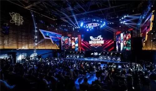 一方强调 一方强调